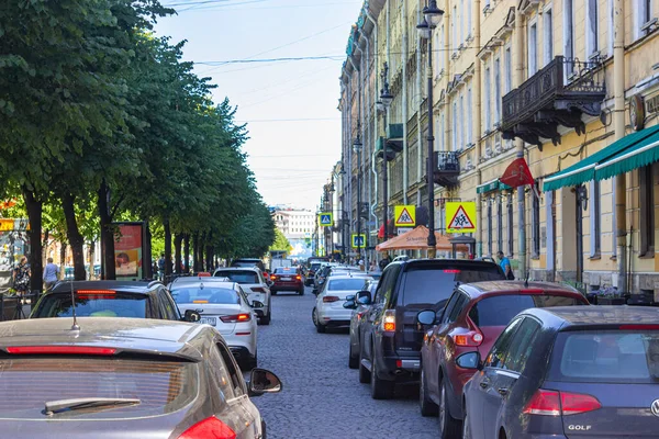 Rusya, Saint Petersburg, 09.08.2020 dar bir caddede büyük bir trafik sıkışıklığı. Şehir merkezinde trafik sorunları var. Arabalar birkaç sıra halinde duruyor ve sürücüler gergin. Sadece editör kullanımı