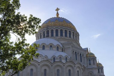 Kronshtadt, Saint Petersburg, Rusya, 09.08.2020. Harikalar Diyarı İşçisi Aziz Niklas Katedrali. Mavi gökyüzü, bulutlar ve güneşli hava. önemli dini siteler.