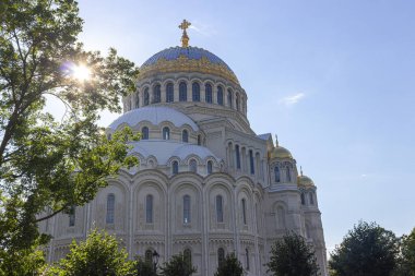 Kronshtadt, Saint Petersburg, Rusya, 09.08.2020. Harikalar Diyarı İşçisi Aziz Niklas Katedrali. Mavi gökyüzü, bulutlar ve güneşli hava. önemli dini siteler.