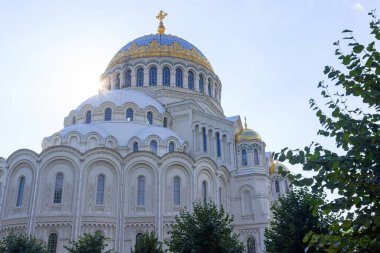 Kronshtadt, Saint Petersburg, Rusya, 09.08.2020. Harikalar Diyarı İşçisi Aziz Niklas Katedrali. Mavi gökyüzü, bulutlar ve güneşli hava. önemli dini siteler.