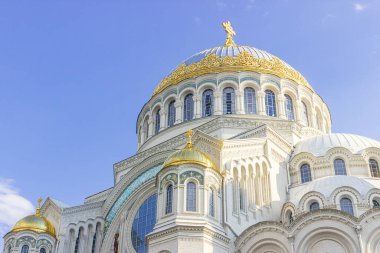 Kronshtadt, Saint Petersburg, Rusya, 09.08.2020. Harikalar Diyarı İşçisi Aziz Niklas Katedrali. Mavi gökyüzü, bulutlar ve güneşli hava. önemli dini siteler.
