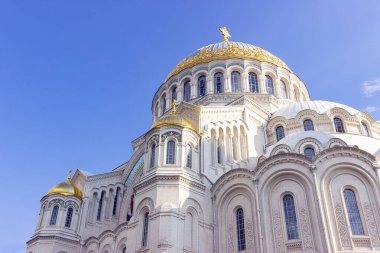 Kronshtadt, Saint Petersburg, Rusya, 09.08.2020. Harikalar Diyarı İşçisi Aziz Niklas Katedrali. Mavi gökyüzü, bulutlar ve güneşli hava. önemli dini siteler.