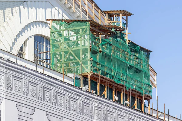 Restauro Dell Edificio Ponteggio Coperto Con Panno Colore Verde Protezione — Foto Stock