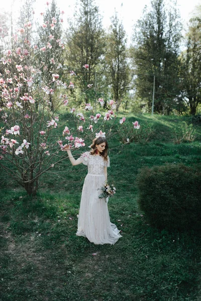 Menina Muito Bonita Noiva Sob Véu Vestido Noiva Bege Perto — Fotografia de Stock