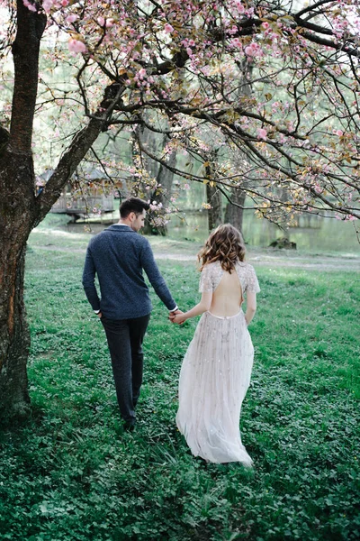 Schöne Glückliche Braut Und Bräutigam Werden Mit Konfetti Aus Kirschblüten — Stockfoto