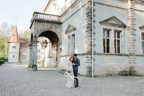 Boda hermosa pareja en la noche en un castillo —  Fotos de Stock