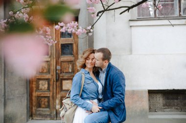 iki battaniye var yalan çiçek açan bir elma bahçesi aşık içinde