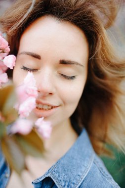 Güzel bir kadın papatya tarlasından zevk alıyor, güzel bir kadın çiçek bahçesinde uzanıyor, güzel bir kız dışarıda dinleniyor, eğleniyor, çiçek tutuyor, mutlu genç bayan ve bahar yeşili doğa, uyum kavramı.