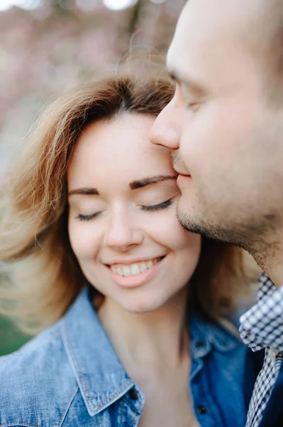 Gesichter Eines Verliebten Jungen Paares Das Mit Geschlossenen Augen Lacht — Stockfoto