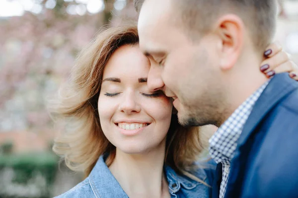 Rostos Jovem Casal Amoroso Rindo Com Olhos Fechados — Fotografia de Stock