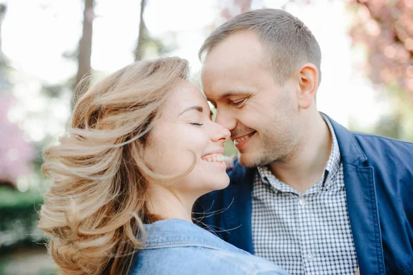 Casal Apaixonado Pomar Maçã Florescendo Deitado Cobertor — Fotografia de Stock