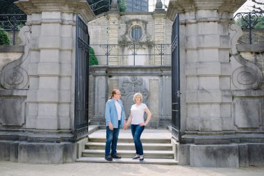 Şehirde yürüyüş mutlu bir orta yaşlı çift