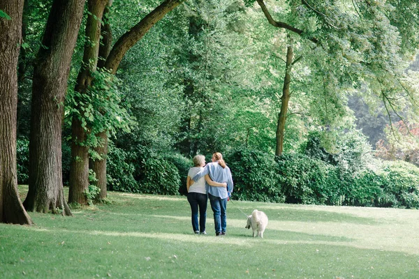 Erwachsenes Paar Spaziert Mit Weißem Hasch Über Das Gras — Stockfoto