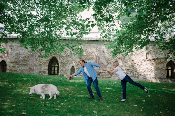 Erwachsenes Paar Spaziert Mit Weißem Hasch Über Das Gras — Stockfoto