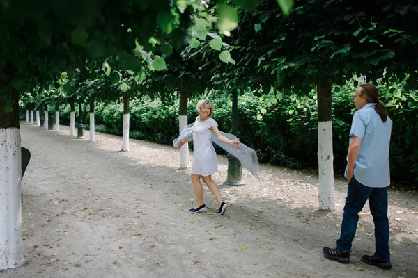 公園の先輩夫婦が — ストック写真