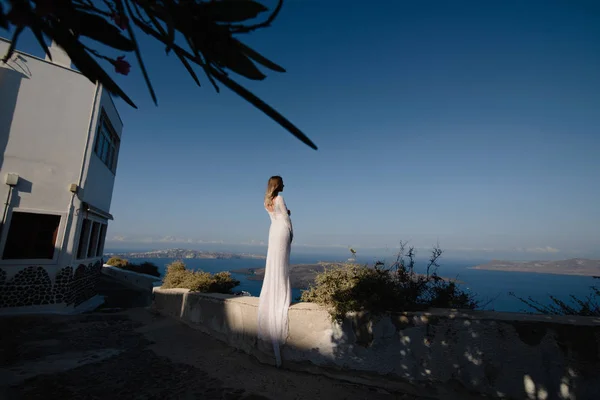 Europa Grecia Santorini Viajes Vacaciones Mujer Mirando Vista Famoso Destino —  Fotos de Stock