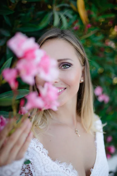 Beautiful Model Girl Flowers Peony Face Cosmetics Beauty Makeup Wedding — Stock Photo, Image