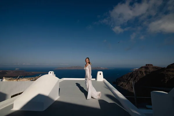 Lány Esküvői Luxus Ruhában Pózol Tenger Partján Menyasszony Sziklák — Stock Fotó