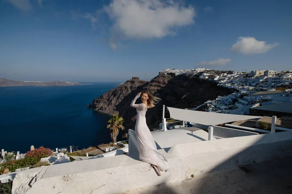 Chica Vestido Boda Lujo Posando Orilla Del Mar Novia Sobre —  Fotos de Stock