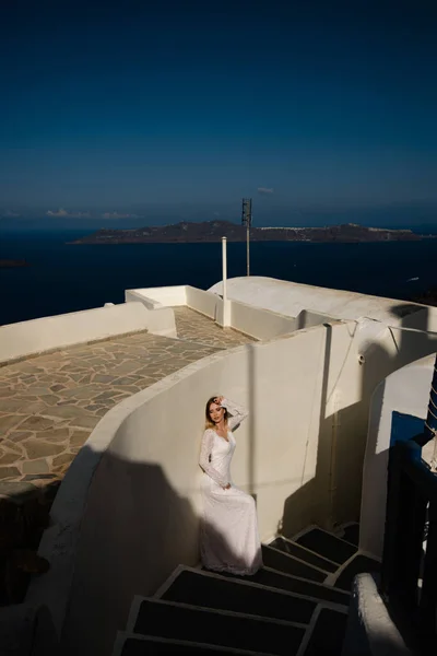 Vackra Blonda Skenande Bruden Vit Bröllop Klänning Santorini Grekland Med — Stockfoto