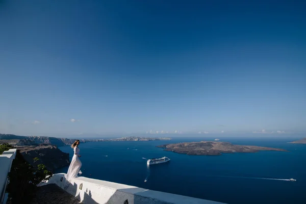 Mujer Feliz Vestido Blanco Sombrero Paja Disfrutando Sus Vacaciones Isla —  Fotos de Stock