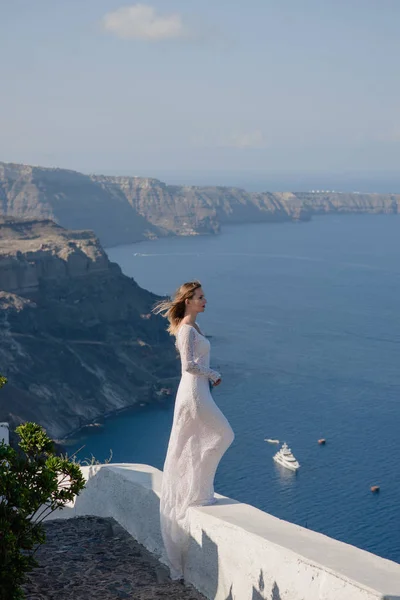 Glückliche Frau Weißem Kleid Und Strohhut Die Ihren Urlaub Auf — Stockfoto