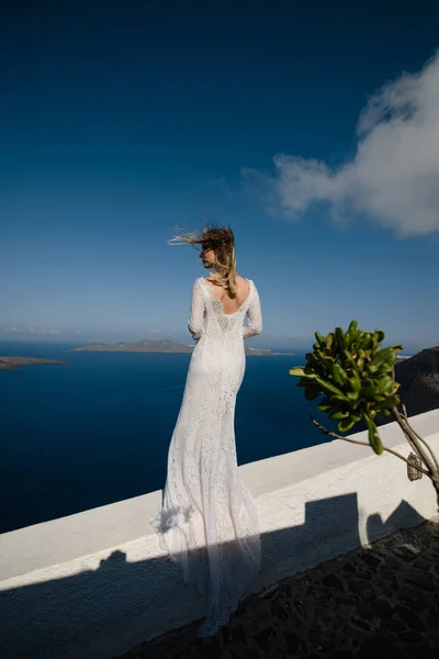 Mujer Feliz Vestido Blanco Sombrero Paja Disfrutando Sus Vacaciones Isla —  Fotos de Stock