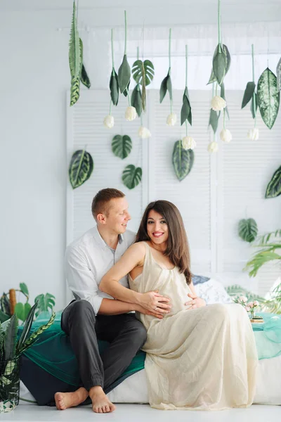 Couple Pregnant Woman Relaxing Sofa Together — Stock Photo, Image