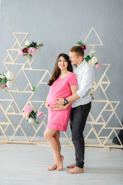 Pareja Con Mujer Embarazada Relajarse Sofá Juntos — Foto de Stock