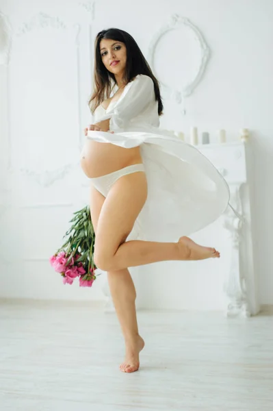 임신한 여자입니다 임신한 여자의 자른된 이미지입니다 셔츠와 속옷에 여자입니다 임신한 — 스톡 사진