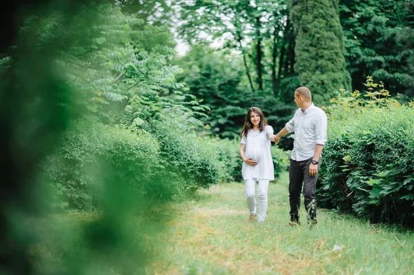 Szczęśliwa Młoda Ciężarna Para Przytulająca Się Naturze — Zdjęcie stockowe