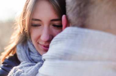 tatil, kış, Noel, sıcak içecekler ve insanlar kavramı - mutlu iki ağacın yanında sarılma sıcak giysiler içinde kar ile şubeleri