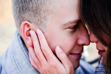 tatil, kış, Noel, sıcak içecekler ve insanlar kavramı - mutlu iki ağacın yanında sarılma sıcak giysiler içinde kar ile şubeleri