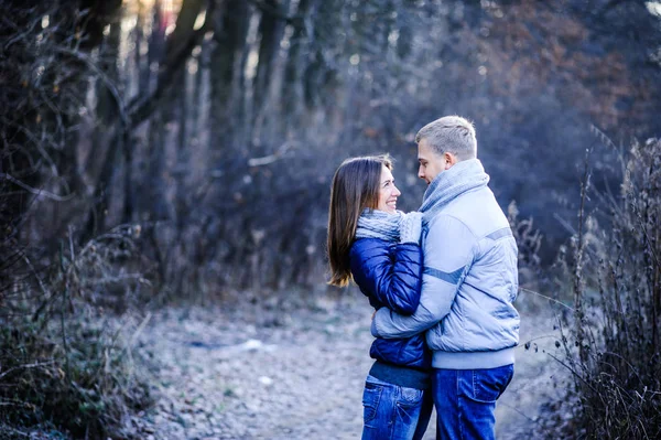 Retrato Jovem Casal Apaixonado Segurando Pirulito — Fotografia de Stock