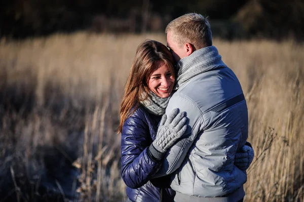 Retrato Jovem Casal Apaixonado Por Ursinho Pelúcia Floresta Inverno — Fotografia de Stock