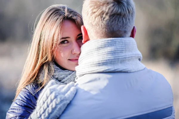 Portret Młodej Pary Miłości Misiem Zimowym Lesie — Zdjęcie stockowe