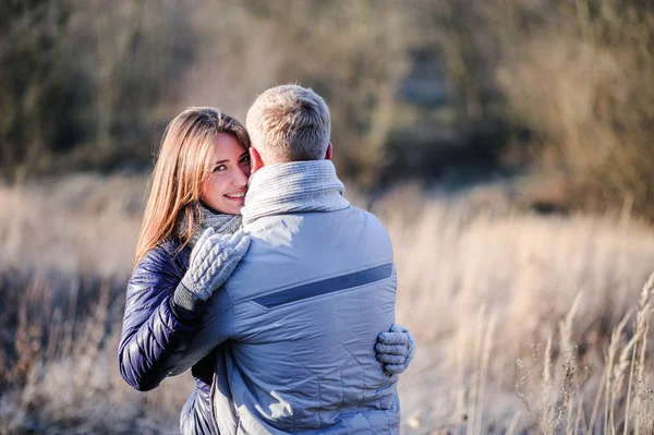 Retrato Jovem Casal Apaixonado Por Ursinho Pelúcia Floresta Inverno — Fotografia de Stock