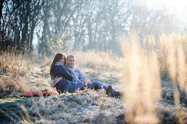 Jovem Moda Bonita Casal Sensual Amor Sentado Inverno Campo Frio — Fotografia de Stock