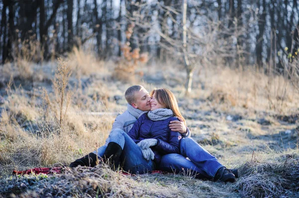 Jovem Moda Bonita Casal Sensual Amor Sentado Inverno Campo Frio — Fotografia de Stock