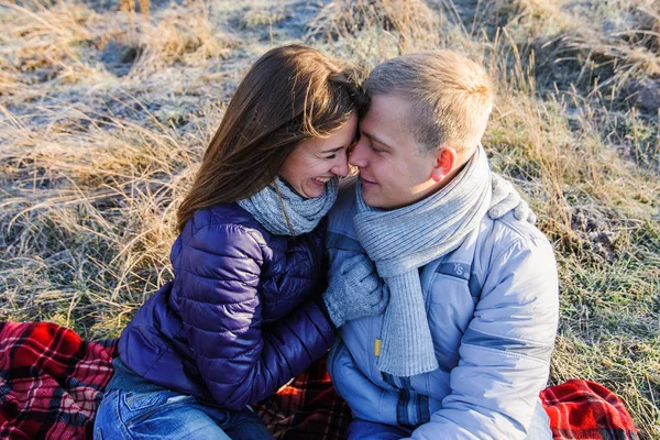 Jovem Moda Bonita Casal Sensual Amor Sentado Inverno Campo Frio — Fotografia de Stock