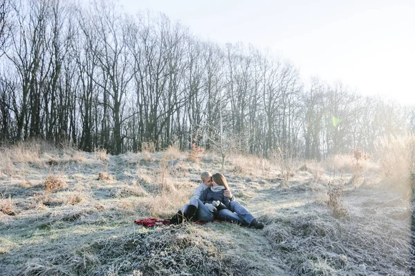Genç Moda Şehvetli Çift Kış Soğuk Alanında Oturmuş Aşık Oldukça — Stok fotoğraf