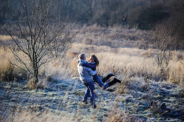 Paar Hat Spaß Beim Bergabfahren — Stockfoto