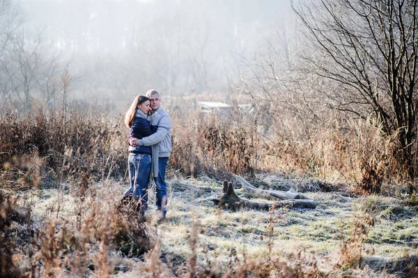 Retrato Moda Livre Jovem Casal Sensual Wather Inverno Frio Amor — Fotografia de Stock