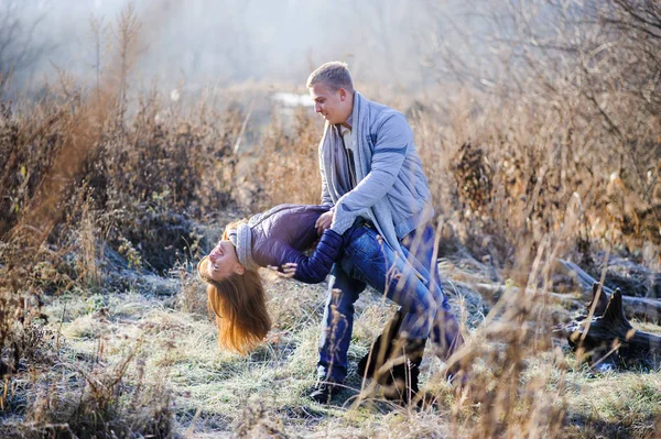 Casal Diverte Beijo Jovem Casal Hipster Abraçando Uns Aos Outros — Fotografia de Stock