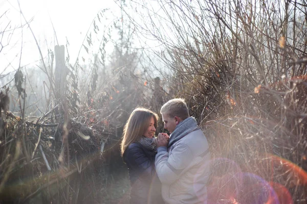 Casal Abraçando Uns Aos Outros Livre Neve — Fotografia de Stock