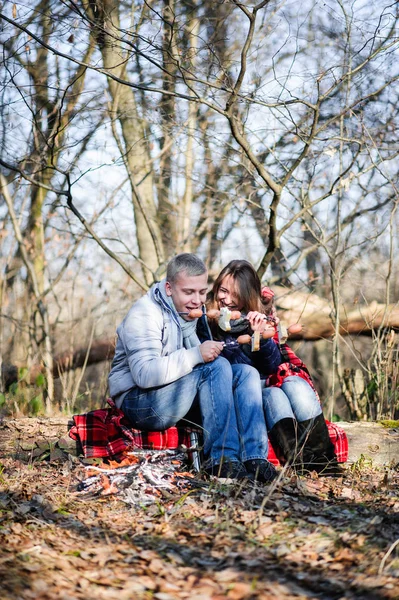 Dois Jovens Mochileiros Agachando Neve Conversando Enquanto Aquecem Mãos Sobre — Fotografia de Stock