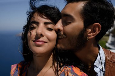 Tutkulu çekici cazip şirin güzel ihale güzel uzun arzu öpücük fotoğrafını ekrana yakın kırpılmış, yakışıklı kaslı adam çekici onun dokunuyor uzun saç modeli metresi ile muhteşem