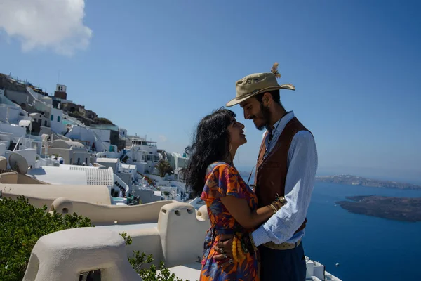 Pareja Joven Luna Miel Isla Más Romántica Santorini Grecia Puesta — Foto de Stock