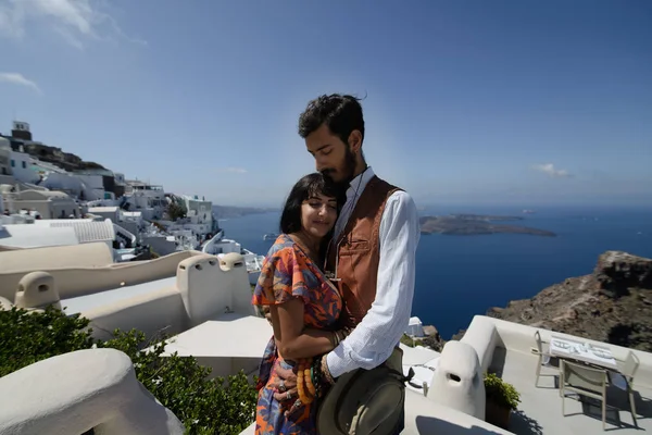 Giovane Coppia Luna Miele Sull Isola Più Romantica Santorini Grecia — Foto Stock