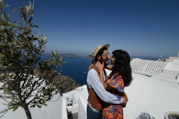 Hermosa Pareja Joven Besándose Fondo Del Mar Arquitectura Santorini — Foto de Stock